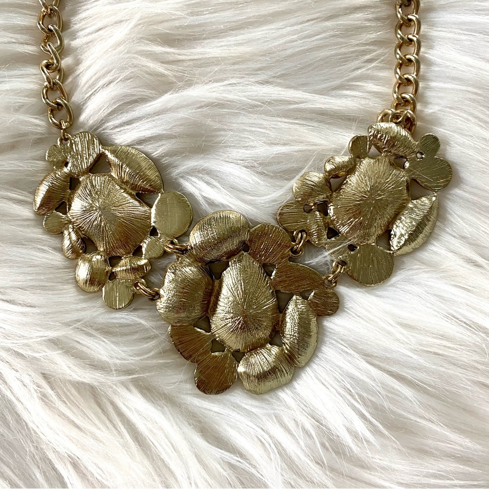 Rhinestone gold necklace - Picture 3 of 4